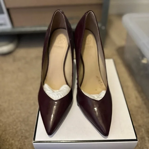 Guess Dark Purple Pumps Size: 7M - Picture 2 of 6